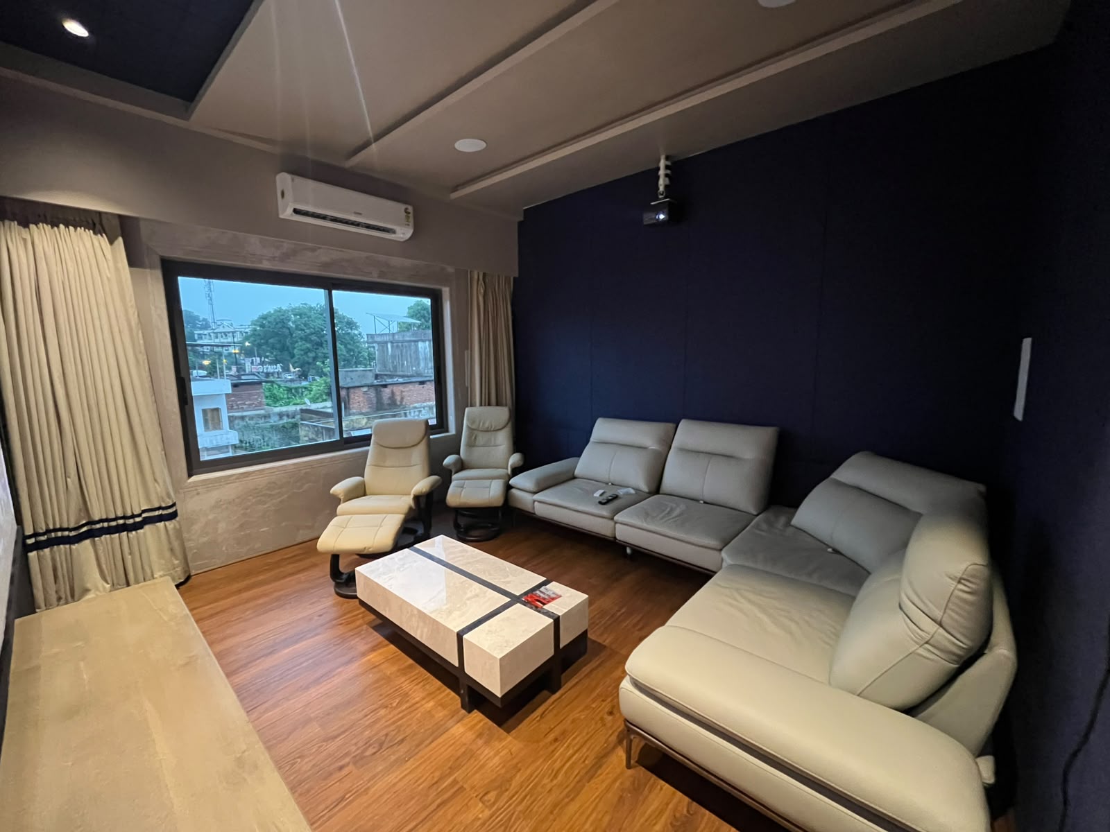 Living room converted into a discreet projection cinema